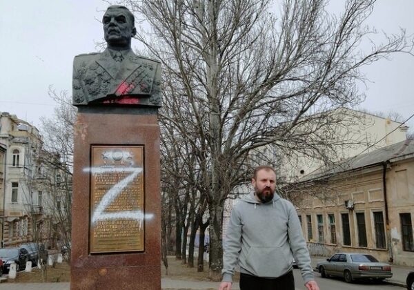 В Одессе нанесли букву Z на памятник маршалу Родиону Малиновскому В Одессе нанесли букву Z на памятник маршалу Родиону Малиновскому