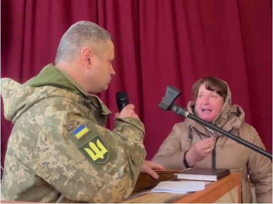 «Відбиття агресії від кого?»: у Космачі на Прикарпатті місцеві дорікали військовим відсутністю війни в Україні та незаконною мобілізацією (відео)