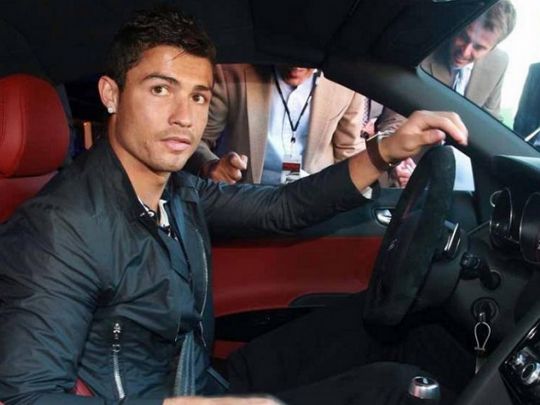Кріштіану Роналду промчав нічним Лісабоном на розкішному Ferrari, який здатний їздити сам (відео)