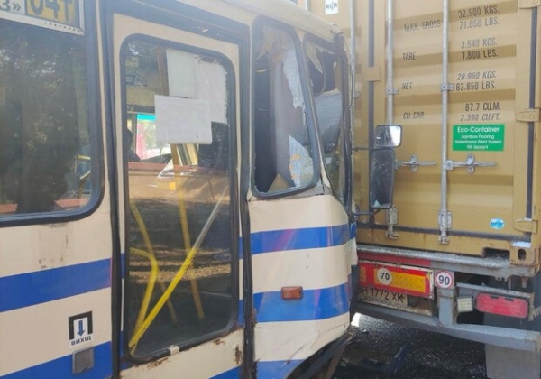 В Одессе маршрутка врезалась в грузовик: есть много пострадавших среди пассажиров