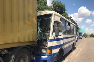 В Одессе маршрутка врезалась в грузовик: есть много пострадавших среди пассажиров