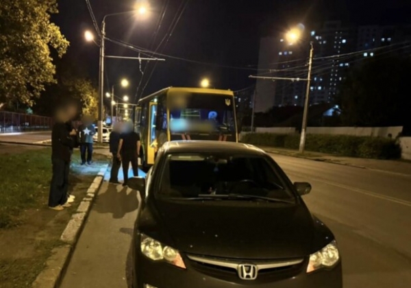 В Одессе из-за ежа столкнулись легковушка и маршрутка: есть травмированная