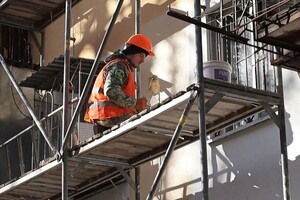 В Одессе восстанавливают разрушенный в результате российских обстрелов дом: какой именно