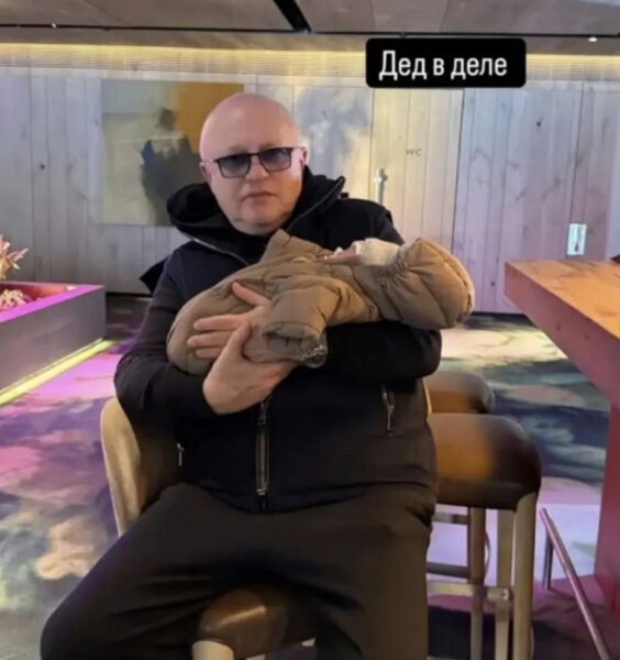 &laquo;Дід при справі&raquo;: Суркіс показав свого новонародженого онука (фото)