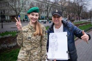 Художник-карикатурист из Одессы передал шаржи на передовую