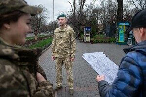 Художник-карикатурист из Одессы передал шаржи на передовую