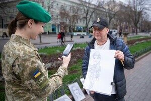 Художник-карикатурист из Одессы передал шаржи на передовую