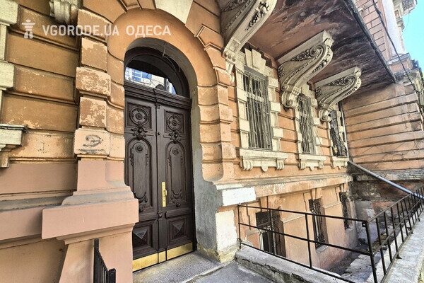В Одессе возобновили парадную дверь в доме Амбеликопуло: фотоотчет В Одессе возобновили парадную дверь в доме Амбеликопуло: фотоотчет