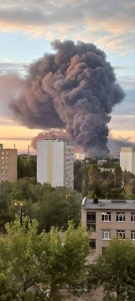 Безпілотники влаштували запальну ніч у&nbsp;Саратові: горить НПЗ (фото, відео)