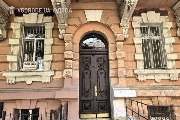 В Одессе возобновили парадную дверь в доме Амбеликопуло: фотоотчет В Одессе возобновили парадную дверь в доме Амбеликопуло: фотоотчет