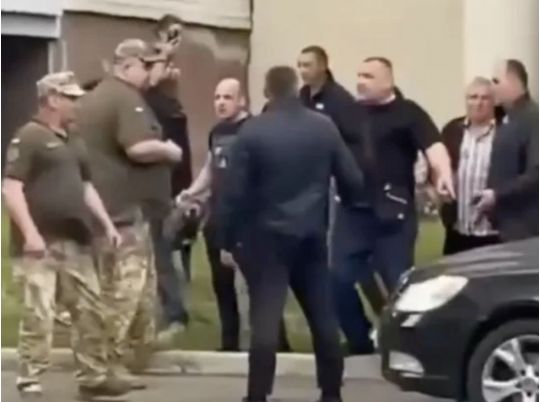 Били металевим предметом й заблокували вантажівками: на Волині натовп напав на авто ТЦК