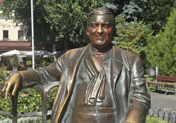 В Одессе запятнали краской памятник Утесову: фотоотчет В Одессе запятнали краской памятник Утесову: фотоотчет