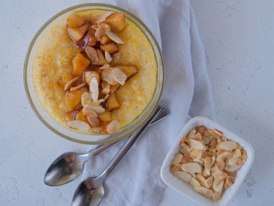 Кукурудзяна каша з карамелізованими яблуками: ідеальний варіант на сніданок