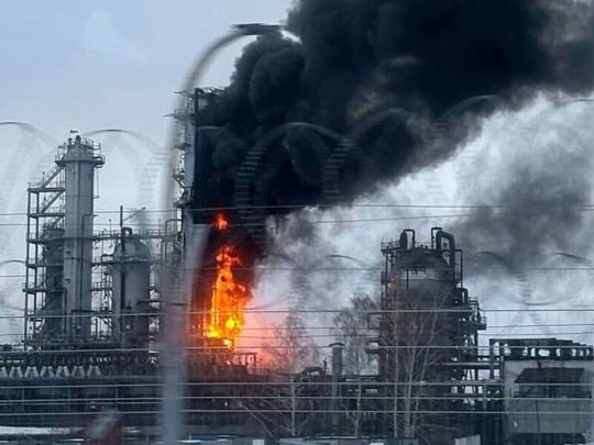 Україна має право бити по нафтопереробці росії — військовий експерт