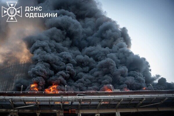 Масштабный пожар в порту Одесской области: загорелась транспортная лента Масштабный пожар в порту Одесской области: загорелась транспортная лента
