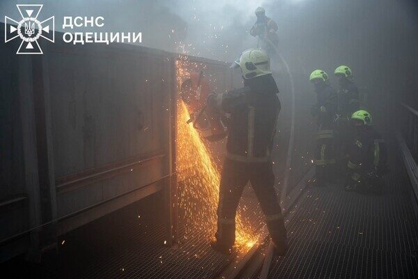 Масштабный пожар в порту Одесской области: загорелась транспортная лента Масштабный пожар в порту Одесской области: загорелась транспортная лента