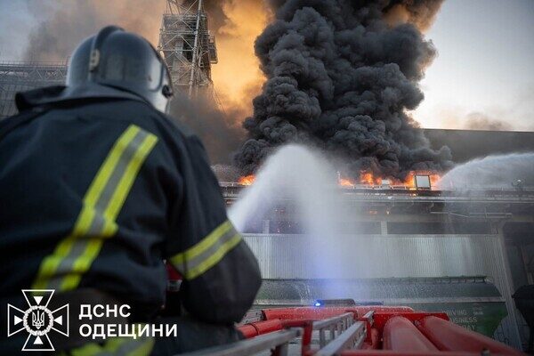 Масштабный пожар в порту Одесской области: загорелась транспортная лента Масштабный пожар в порту Одесской области: загорелась транспортная лента