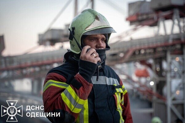 Масштабный пожар в порту Одесской области: загорелась транспортная лента Масштабный пожар в порту Одесской области: загорелась транспортная лента