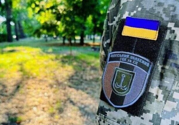 Задержание мужчины в Одессе группой людей в форме: что говорят в ТЦК Задержание мужчины в Одессе группой людей в форме: что говорят в ТЦК