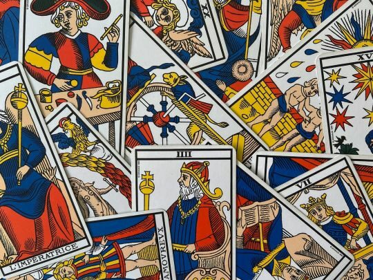 Тельцям — «Ієрофант» та небезпека імпровізацій, Терезам — «Закохані» та час вибору: прогноз карт Таро на 8 жовтня