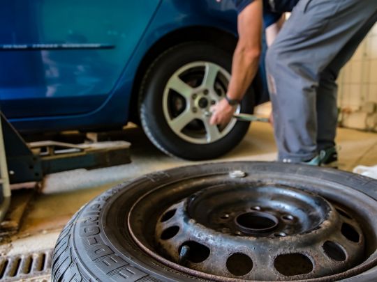 Тільки без поспіху: автоексперти назвали чотири мінуси передчасної заміни шин на зимові