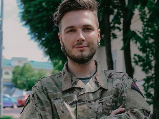 &laquo;Від вибуху я&nbsp;просто &bdquo;влетів&ldquo; у&nbsp;бетонну стіну&raquo;: гей-військовий Микола Милованов про виклики під час повномасштабної війни