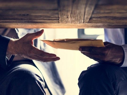 Депутати та активісти вимагають розслідування VIP-відрядження директора ДЕЦ Бабенка: чому влада мовчить