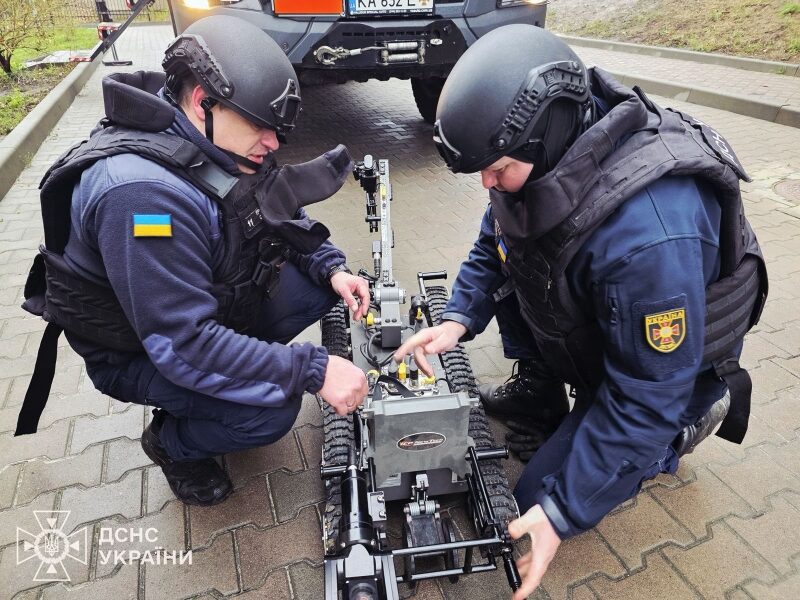 У Вишгороді рятувальники прибрали дрон і касетні боєприпаси з даху багатоповерхівки (фото, відео)