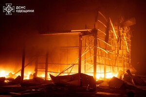Загорелся промышленный объект: последствия ночной атаки БпЛА на Одессу Загорелся промышленный объект: последствия ночной атаки БпЛА на Одессу