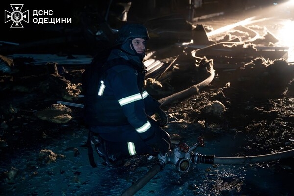 Загорелся промышленный объект: последствия ночной атаки БпЛА на Одессу Загорелся промышленный объект: последствия ночной атаки БпЛА на Одессу
