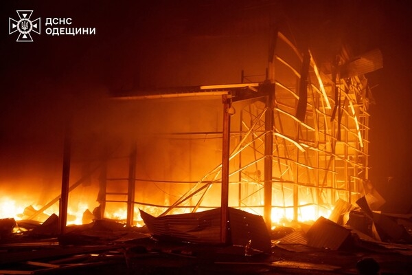 Загорелся промышленный объект: последствия ночной атаки БпЛА на Одессу Загорелся промышленный объект: последствия ночной атаки БпЛА на Одессу