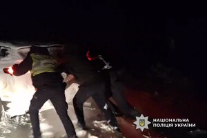 В Одесской области водители попали в снежную ловушку: на помощь пришли полиция и ГСЧС