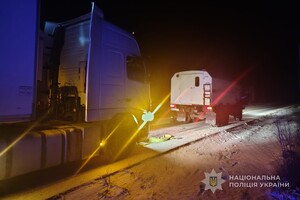 Не смогла преодолеть подъем: в Одесской области фура застряла в сугробах Не смогла преодолеть подъем: в Одесской области фура застряла в сугробах