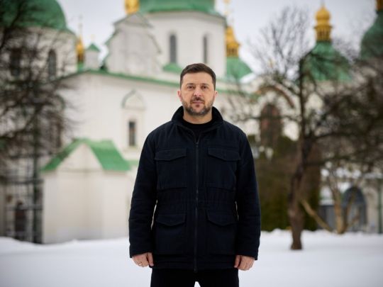«Україна не тільки вистояла, а й дає здачі»: Зеленський звернувся до українців з нагоди річниці вторгнення (відео)