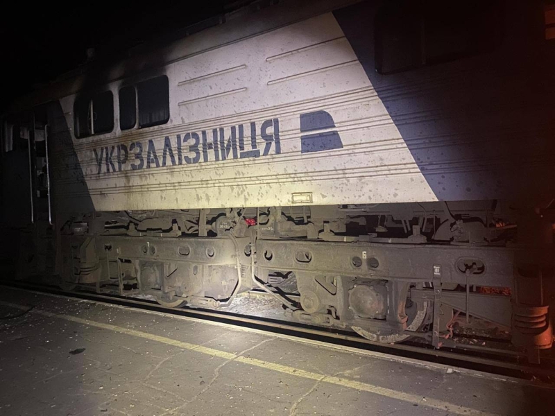 Росіяни знову атакували дроном пасажирський потяг, є поранені (фото)