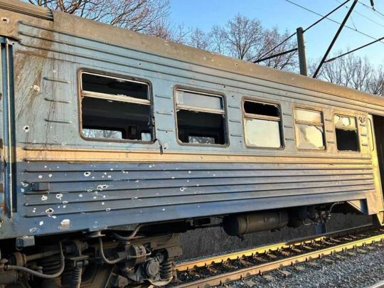Росіяни знову атакували дроном пасажирський потяг, є поранені (фото)
