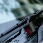 Як самостійно очистити лобове скло автомобіля до блиску: простий метод