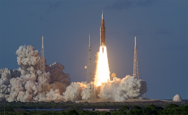 Ракета НАСА Artemis II стартовала к Луне Ракета НАСА Artemis II стартовала к Луне