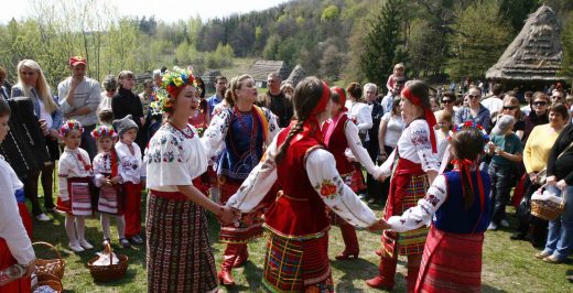 Стародавні звичаї Великодня: освячення кошика, христосування, народні забави та прикмети