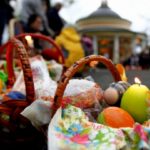 Стародавні звичаї Великодня: освячення кошика, христосування, народні забави та прикмети