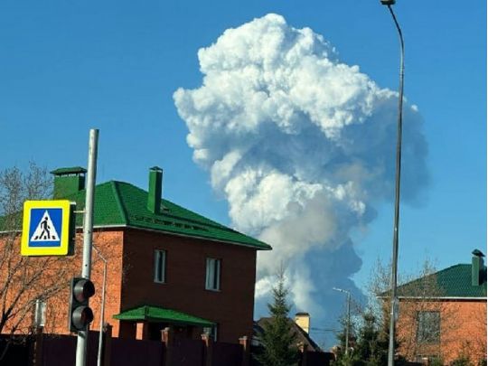 Дрони знову атакували росію: під ударом промислові та логістичні об’єкти, проблеми з авіасполученням (відео, фото)