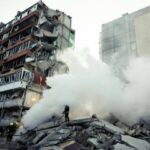 Горять зруйновані будинки, під завалами шукають людей, є жертви: росія масовано атакувала Київ і область (фото, відео)