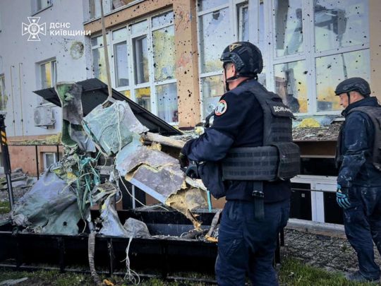 Під Києвом ракета пробила багатоповерхівку і застрягла в квартирі: шокуючі кадри (фото, відео)