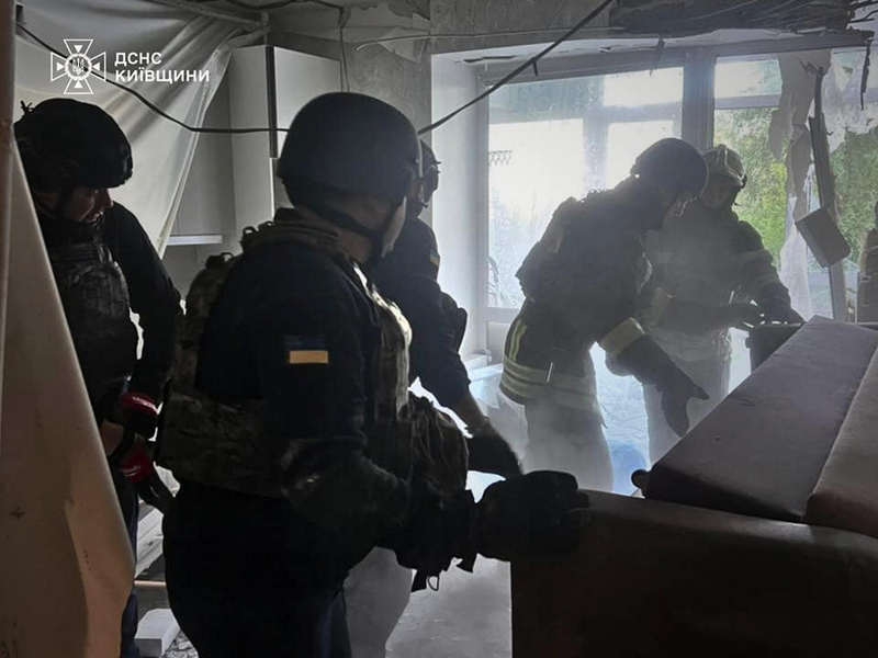 Під Києвом ракета пробила багатоповерхівку і застрягла в квартирі: шокуючі кадри (фото, відео)