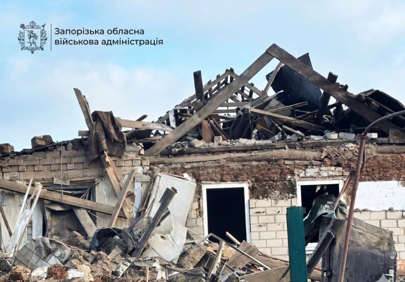 Пошкоджені будинки, ліцей та АЗС, є поранені: росія продовжує масовані удари (фото)