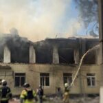 Росіяни дронами поцілили по дитячому садочку в центрі Сум: триває рятувальна операція