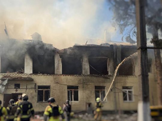Росіяни дронами поцілили по дитячому садочку в центрі Сум: триває рятувальна операція