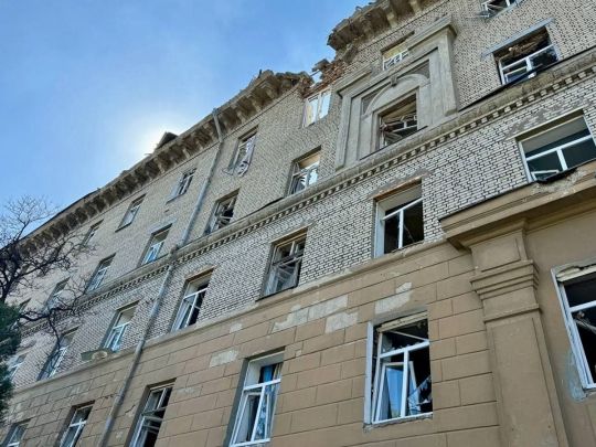У Дніпрі ракета росіян влучила в гуртожитку, а у Кривому Розі дрон влетів у багатоповерхівку (фото, відео)