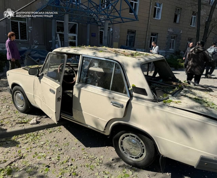 У Дніпрі ракета росіян влучила в гуртожитку, а у Кривому Розі дрон влетів у багатоповерхівку (фото, відео)