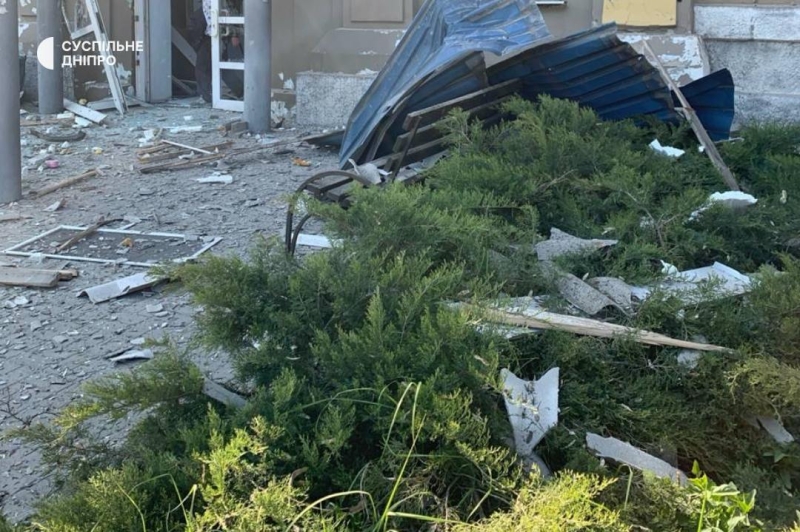 У Дніпрі ракета росіян влучила в гуртожитку, а у Кривому Розі дрон влетів у багатоповерхівку (фото, відео)